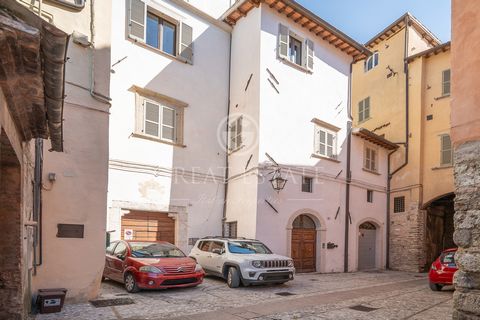 Luxury apartment for sale in Spoleto, Il Mercato. Second floor apartment with terrace and completely renovated cellar in the Piazza del Mercato area. The building is served by a lift. Energy class E and F. The property consists of a small living room...