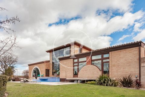 DETACHED HOUSE READY TO MOVE IN WITH GARDEN AND SWIMMING POOL APROPERTIES REAL ESTATE presents an exceptional villa, with lots of character and excellent location, bordering the Coto de la Pesadilla, integrated in the park of the Cuenca Alta del Manz...