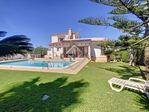 Lucas Fox presents this 376 m² villa on a 1,179 m² plot in a very quiet development between Maó and Es Castell. The property is distributed in two floors. On the ground floor, the large entrance hall of the main house leads us to two living rooms. On...