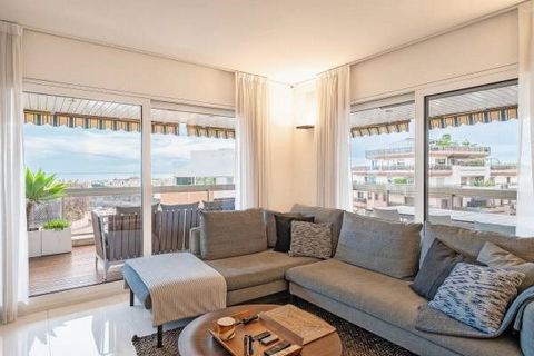 Moneghetti neighbourhood, in an elegant and secure residence with concierge built in the 1980s. With 118 sqm of living space and 56 sqm of terraces, this renovated and furnished 4-room apartment enjoys sea views. It is composed of a living-room with ...
