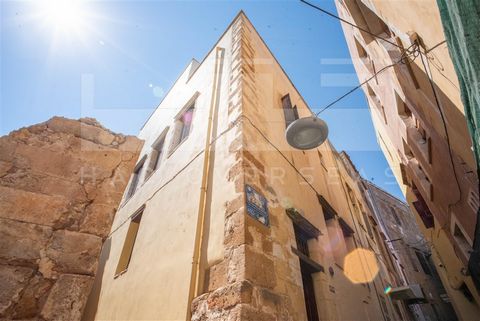 This is a three-storey villa for sale in Chania, Crete situated within the narrow and graphic alleys of the old town. it was fully renovated and has a total living space of 120m2, sitting on a 42m2 plot, offering 2 bedrooms and 2 bathrooms. The groun...