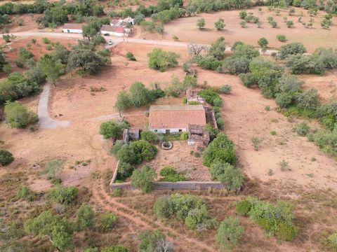 Located in São Brás de Alportel. Fantastic Investment opportunity. This plot of land with 32,200 m2 has a large ruin with 7 divisions with a total area of 346m2. The plot is located in quiet area near the town of São Bras de Alportel and 10 minutes f...