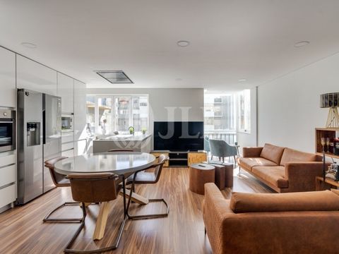 3-bedroom apartment, fully remodelled, 95 sqm (gross floor area), side views of the river and one parking space, between Alto de São João and Santa Apolónia, in Lisbon. The apartment has high-quality finishes, a living room with fully equipped 37 sqm...