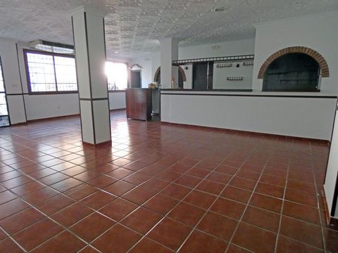 Commercial Property equipped for a restaurant business with a kitchen, main dining room of approximately 80m², and toilets for both men and women. It is set in a fantastic location in a main bar and restaurant area in Alhaurín El Grande. The restaura...
