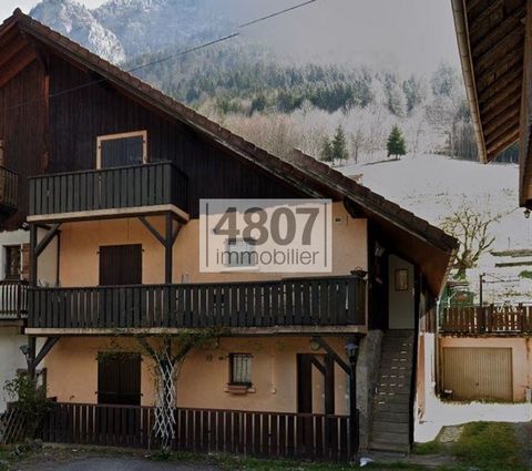 In Petit-Bornand-Les-Glières, 4807 Immobilier La Roche offers a semi-detached house of 160 m2 with 6 rooms with its outbuildings. You will have a main house with 3 bedrooms on 2 levels, an office space on the mezzanine, its dining area independent of...