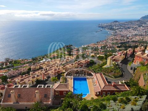 3-bedroom villa with 184 sqm of gross construction area, located in a private condominium with a garden, swimming pool, and sea views in Funchal, Madeira. The design of this villa maximizes the benefits of its elevated position on the hillside. Acces...