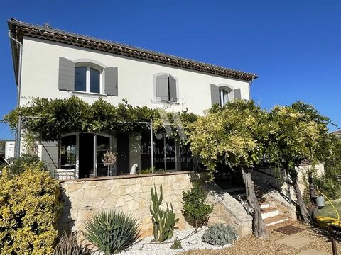 Discover this 190 sqm villa located between the village of La Motte and Le Muy, in a peaceful residential area at the end of a cul-de-sac. With a 1970 sqm plot, this property features a swimming pool, a pool house, an equipped outdoor kitchen, and an...