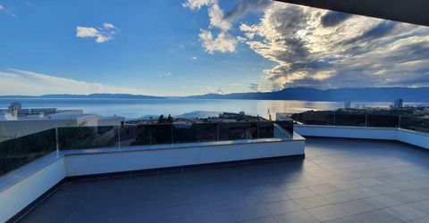 Luxuriöse Villa in Kostrena (Glavani) mit atemberaubendem Panoramablick für 360 Grad! Außergewöhnliche Lage in der Nähe des Vororts Rijeka! Erstaunliche Aussichten! Moderne Architektur! Perfekter Ort für eine dauerhafte Unterkunft. Villa hat eine Ges...