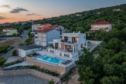 Belle villa avec piscine et vue panoramique sur la mer, sur l'île de Krk, à environ 900 mètres de la mer ! C'est une banlieue prestigieuse de Rijeka ! Non loin du pont de Krk ! La superficie totale est de 245 m². Le terrain est de 910 m². Il y a troi...