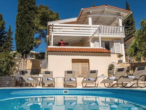 Property with three apartments and pool on Hvar in Vrboska only 30 meters from the sea! A beautiful house with a swimming pool is located in an attractive part of Vrboska, within pine trees. Total area is 107 sq.m. + 32 sq.m. of terraces. In the base...