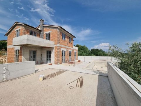 Villa in Sveti Lovreč, im Bau! Obwohl die Villa 7 km vom Meer entfernt liegt, hat sie einen Fernblick auf das Meer. Die Gesamtfläche beträgt 250 m². Die Grundstücksfläche beträgt 1171 m². Es ist ein neues stilvolles Gebäude mit einem Swimmingpool und...