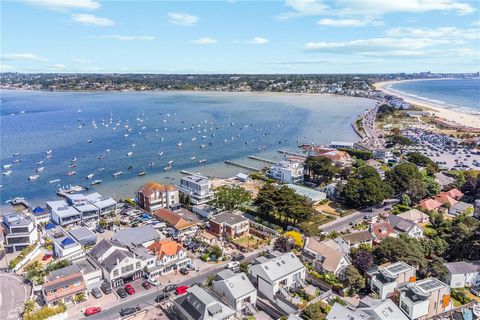 A perfect family holiday home in the renowned resort of Sandbanks this contemporary 4 bedroom home is spacious, beautifully presented and would make an ideal getaway by the sea. About The Property The Peninsula is an exclusive collection of luxury ho...