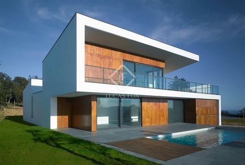 Esta espectacular villa de diseño moderno en venta en la Costa Brava se encuentra en una ubicación privilegiada en la prestigiosa zona residencial de Mas Nou, Platja d'Aro. Cuenta con 397 m² construidos sobre una parcela de 1.383 m² con preciosas vis...