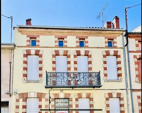 This large town house, completely renovated with quality materials, is located in downtown Albi. It consists of two floors and a ground floor. On the ground floor, there is a fitted and equipped kitchen, a living room, an office, a bedroom and a bath...