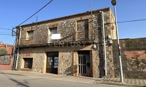 House with land for sale in the town of Vilamacolum, just 13 km from Figueres and 20 km from Roses. The house consists of a 275 m2 ground floor and a 90 m2 first floor, attached to it a large 150 m2 local formerly used as a carpentry shop and 3 plots...