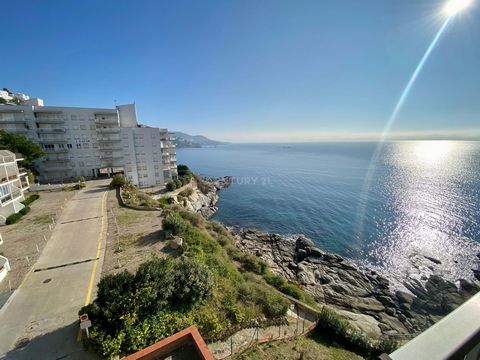 If for you the view and the sunshine are the determining elements of your purchase, then this apartment in Roses is made for you. Renovated and with 2 bedrooms, with a south-facing terrace overlooking the sea, this property is located in the highly s...
