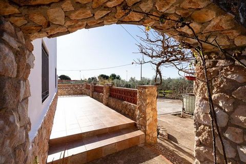 This impressive farm with housing is located in a mountain urbanization with all services. It consists of 2000 meters of land with olive trees, covered barbecue and closed garage. The farm has cisterns to collect water and supply the entire land. The...