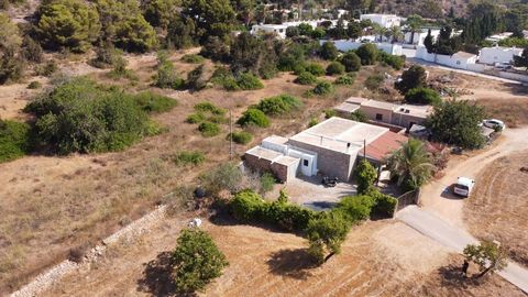 This estate divided into several plots next to the Codolar beach consists of: Plot 1, 4557 m² building with ground floor and first floor. The ground floor is a commercial space with a warehouse, kitchen, bathroom and has an area of 236 m². Independen...