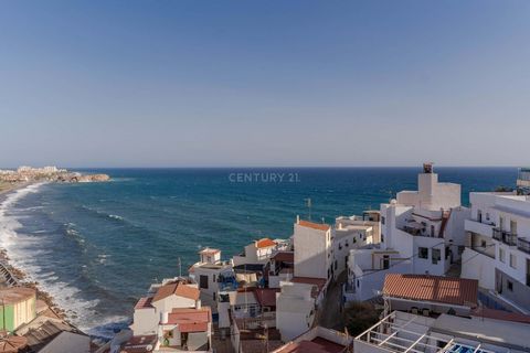 If you are looking for the home of your dreams, I present to you this magnificent house in an idyllic and charming location surrounded by narrow streets with incredible sea views. The south facing house has137m2 built of which 132 m2 are useful. Its ...