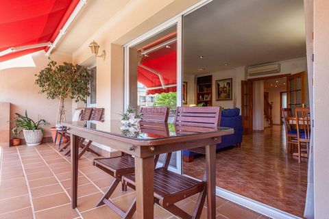 We present you magnificent house in Pineda de Mar, five minutes from the beach and all the main services, such as schools, supermarkets, bus stop and train station. We emphasize that the house includes a 280 m2 commercial space with an entrance for v...