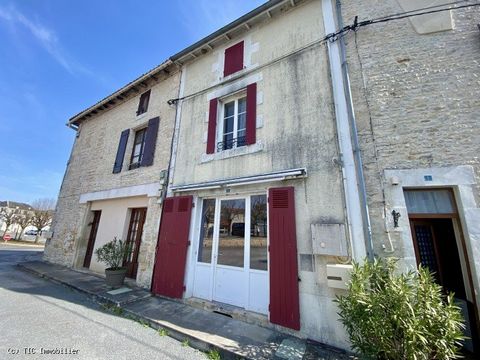 Lovely little stone house on the edge of a pretty square in the centre of Champagne Mouton. Whilst it doesn't have a garden, this sweet little house has a spot in the sun to pop a small table and chairs in front of the entrance to enjoy a morning cof...