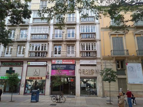 Property for sale for commercial, office or residential use. It has a report for change of use to housing issued by the Department of Licenses and Urban Protection, Malaga City Council. This property is located on the third floor via elevator, in a b...