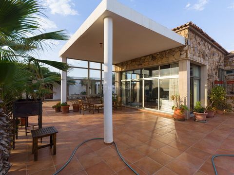 ¡Te damos la bienvenida a tu paraíso personal en Pájara, Fuerteventura! Esta extraordinaria propiedad de 12,500 metros cuadrados es un santuario de serenidad y elegancia, donde la armonía con la naturaleza se combina con el lujo en cada rincón. Bienv...