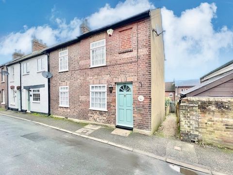 A spacious two double bedroom end of terrace cottage situated in the desirable Hertfordshire village of Markyate and within walking distance to local amenities, offered for sale with no onward chain. Located along George Street within the historic He...