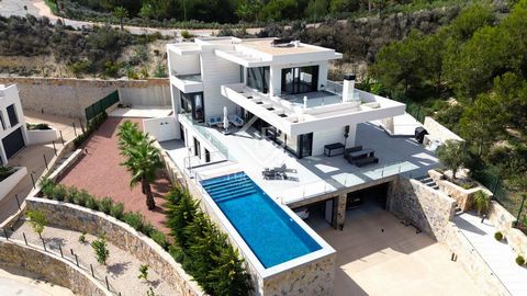 Esta magnífica villa de 450 m² está ubicada en el prestigioso complejo cerrado de Las Colinas Golf, reconocido como uno de los mejores campos de golf en España. La villa está diseñada por el renombrado arquitecto paisajista norteamericano Cabell B. S...