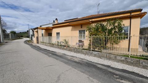 Dans le hameau de Case Merluzzi, à seulement trois minutes du centre de Pagliare di Morro D’Oro, nous avons à vendre une maison individuelle lumineuse et spacieuse sur un seul niveau de mètres carrés. 140 intérieurs. Est-ce votre maison idéale ? Cont...