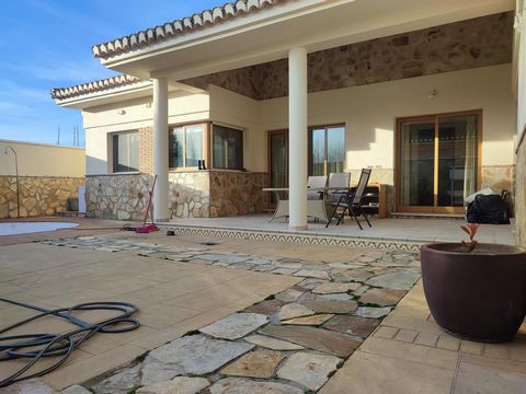 We put for sale a great villa in Urbanización Casa Real de Fuente Vaqueros, it is a very quiet residential area twenty minutes from Granada.~The house consists of only one floor for the comfort of the resident. Composed of three large bedrooms, the m...