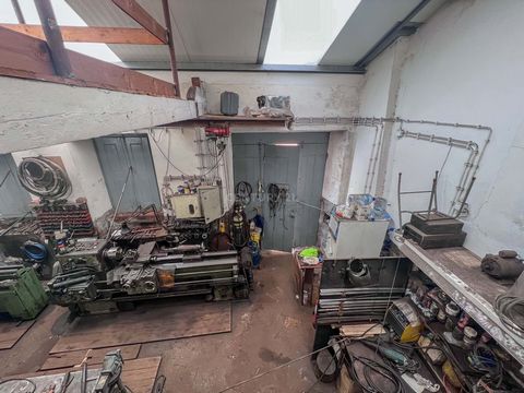 Civil and Mechanical Locksmith Workshop at Rua das Rosas nº23, Buarcos and São Julião, in Figueira da Foz. Commercial space with a total area of 55.5m2, intended for a civil and mechanical locksmith workshop, fully equipped with 2 horizontal lathes, ...