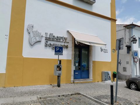 Store located in an excellent area, next to Teatro Garcia de Resende, on one of the main arteries of our city. This space has 140m2 of covered area and a bathroom. Nearby there are several commercial spaces such as bakeries, perfumeries, among others...