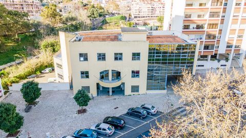 Building with 1190 m2 of implantation and 3956 m2 of useful area, consisting of 3 warehouses, 32 office rooms, 1 auditorium, 1 restaurant with lounge and terrace, 10 W.C with changing rooms, 2 elevators and parking. Equipped with charging tower for e...