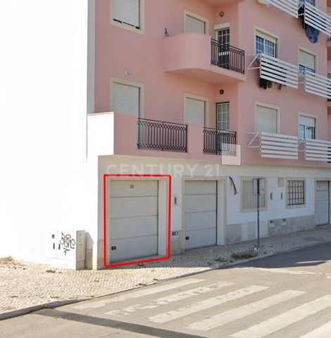 Garage (box) of 18 m2 with automatic gate access. Very easy to access, as it is on the first floor, with no ramps or any other type of slope. It has water and can be used as a warehouse.