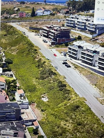 Enjoy the privilege of investing in an exceptional plot of land in Barcarena, where opportunity meets stunning views. This generous plot, with a total area of 1030 m², offers an ideal setting for the construction of seven elegant apartments. Located ...