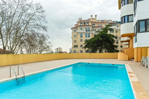 Come and see this excellent 2-bedroom apartment in a gated community. On the best avenue in Monte do Estoril - Av. Saboia - on the 3rd floor and with 83 m², this apartment with 3 fronts has fantastic light and a doorman. With two bedrooms, one of whi...