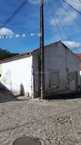 1 bedroom house in Gradil, Mafra, for total renovation, with incredible recovery potential, located in the parish of Gradil, 10 minutes from Mafra, where you can bring a renovation project to life. Its proximity to Mafra offers access to the city's a...
