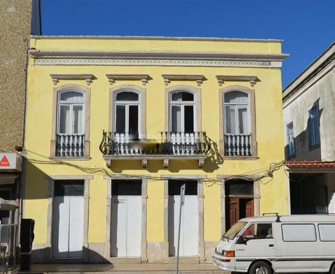 Very beautiful villa with beautiful front and extraordinary potential both for its reconstruction and for the construction of apartments in its very important location as it is located on the main street of Cartaxo, standing out for its two floors an...