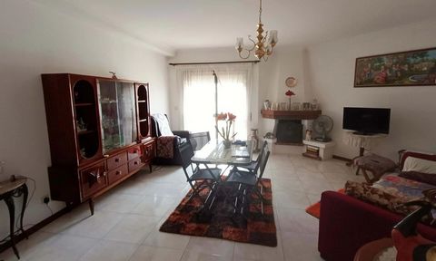 1 bedroom apartment in good condition and with generous areas, has double frames in the bedroom and living room, wardrobe in the bedroom hall and complete bathroom with bathtub. This apartment is located on the second floor of a building with elevato...