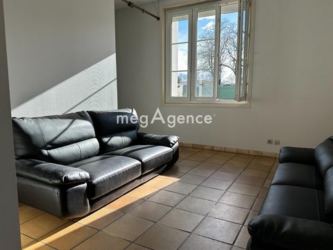 At the western entrance to Poitiers, close to all amenities and bus lines, we offer this apartment with an area of approximately 30m², located on the ground floor. This property is aimed at owners wishing to invest or live there. It has a bright livi...