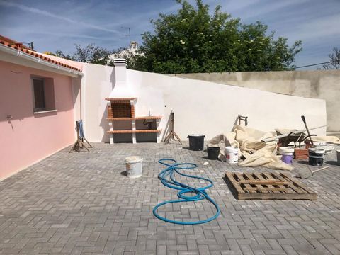 3 bedroom villa on 270 sqm land completely refurbished including new plumbing, wiring and insulation, with high quality finishes and offers total privacy and excellent sun exposure. Close to cafes, supermarkets and all services. On the ground floor, ...