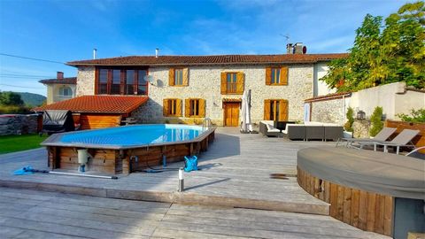 AGENTS FAVORITE CHARMING HOUSE WITH GREAT RENOVATION “NEAR ASPET” . Are you looking for a building with charm and character combined with comfort and functionality? Well, here is the house of your dreams! Its 157 m² of living space offers a fitted an...