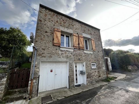 ANNE MANO Immobilier offers you 15 minutes from La Ferté Sous Jouarre, Sector CHARLY SUR MARNE, Gare à pied, this independent house of 87 m2 raised on renovated basement. It consists on the ground floor: Living room with fireplace, a fitted kitchen a...