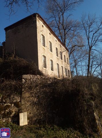 Esta ruina, una antigua residencia de piedra con carácter, se encuentra dentro de los muros de un castillo del siglo XI conocido en la zona. En una parcela de aproximadamente 1800 m², al borde de un bosque, con vistas al pueblo, esta casa se benefici...