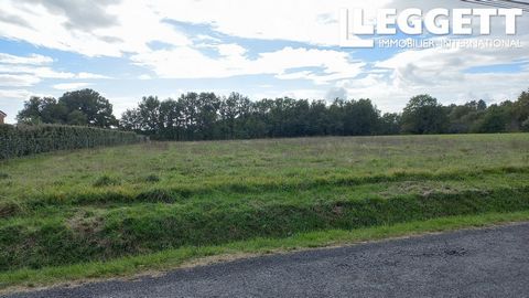 A27886PVA24 - Pretty ground of 4400m2 in edge of country road Facade 37 m by 120 m in length . Bounded land . Possibility to build on 2200m2 CU in progress . Water and electricity connection near the road . Information about risks to which this prope...