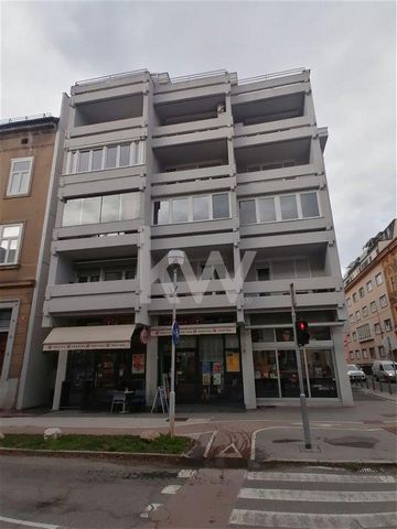 Pozdravljeni, Predstavljamo vam prenovljeno večje 2-sobno stanovanje z odlično razporeditvijo in dvema balkonoma, skupne površine 76,4 m2, ki se nahaja v centru Maribora, v 2. nadstropju štirinadstropne stavbe. To stanovanje predstavlja izjemno prilo...