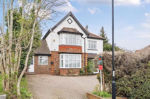 Frost Estate Agents are delighted to bring to the market this very generous period family home of some 3,000 sq/ft, arranged over three floors and presenting flexible accommodation ideal for large or multi generational families. With six double bedro...