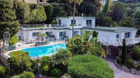 Nestled in a dominant position in a sought-after area 5 minutes from Cannes city center. Superb property of Californian architecture overlooking the entire bay of Cannes and enjoying a panoramic sea view of the Estérel massif. It offers a living area...