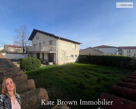 Kate Brown vous présente cette belle maison à rénover en coeur de ville Laurentinois sur sa parcelle de 399 m2 Aujourd'hui deux grands garages en RDC et à l'étage une habitation de 84,65m2 avec une exposition principale Sud-Ouest Plusieurs possibilit...